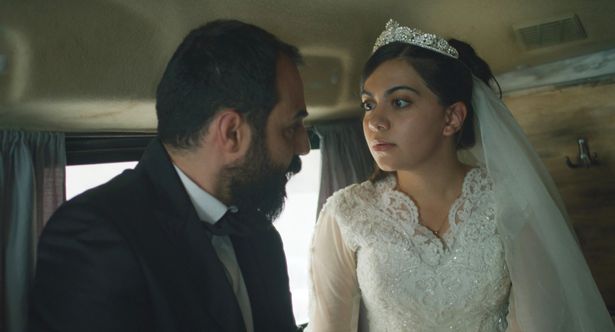 フォトウェディングの最中だった新婚夫婦など、前代未聞の復讐劇はさまざまな人を巻き込んでいく