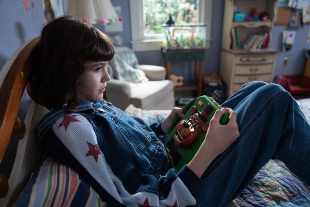 前作から成長したアビー。持っているオモチャにはフレディが…？