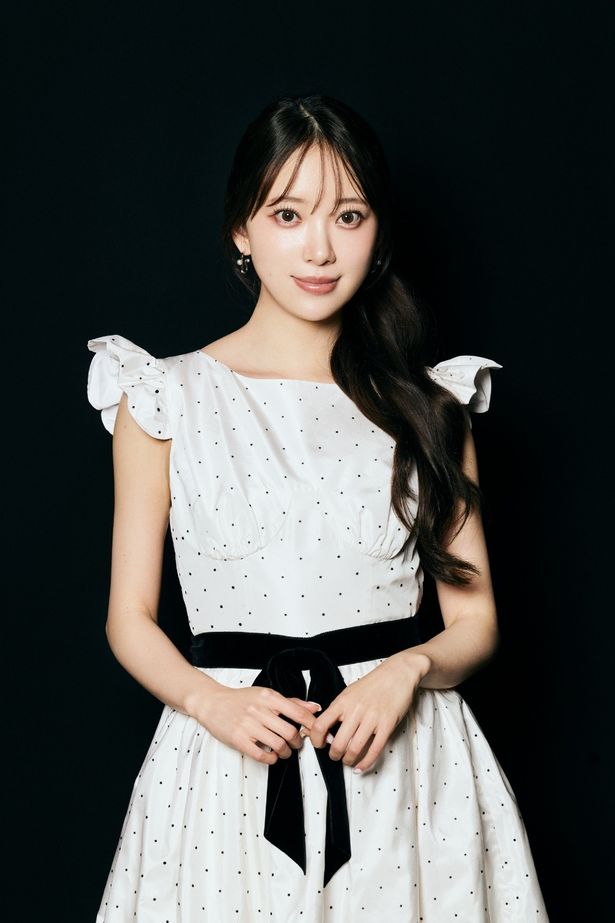 【写真を見る】ゴシックホラー感も演出する白いワンピースがすてき！堀未央奈、撮りおろしショット