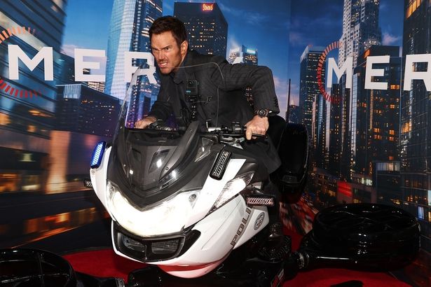 【写真を見る】劇中に登場するバイクに乗ったプラット