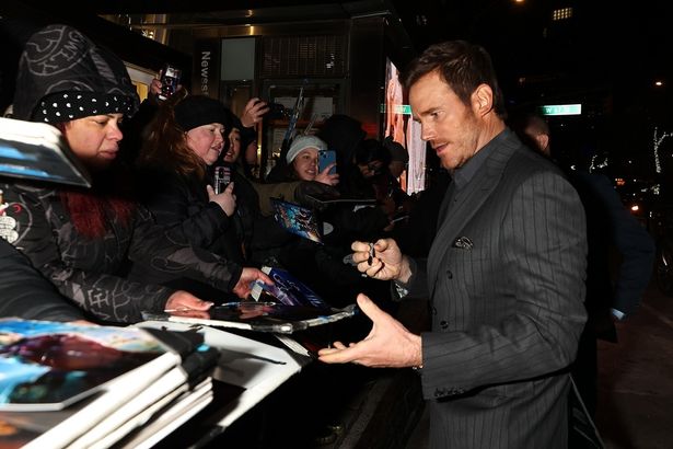 ファンの声援に答えるプラット