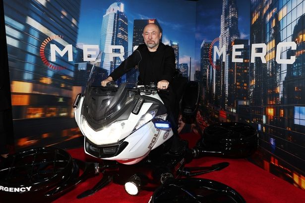 バイクにまたがるティムール・ベクマンベトフ監督