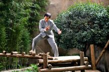 ジャッキー・チェンお得意のコミカルなアクションが見もの！