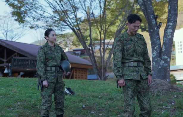 家族を想い涙を流す春日