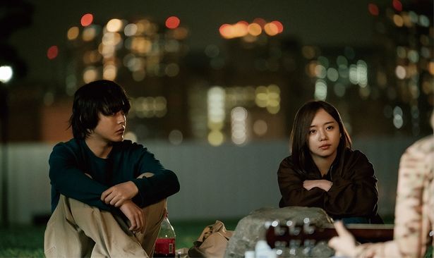 中学時代の同級生、間山敬と再会し、いつしか恋に落ちる真衣
