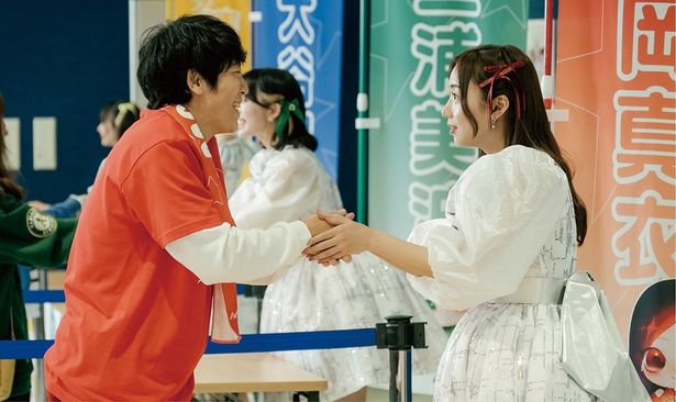 【写真を見る】元日向坂46の齊藤京子だからこそ生まれる、パフォーマンスや握手会のシーンの説得力！