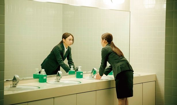 「恋愛禁止ルール」を破ったという理由で所属事務所から訴えられる真衣