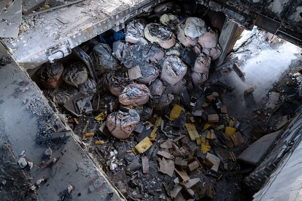 天井から降り注ぐ光が散乱した瓦礫を照らしだす