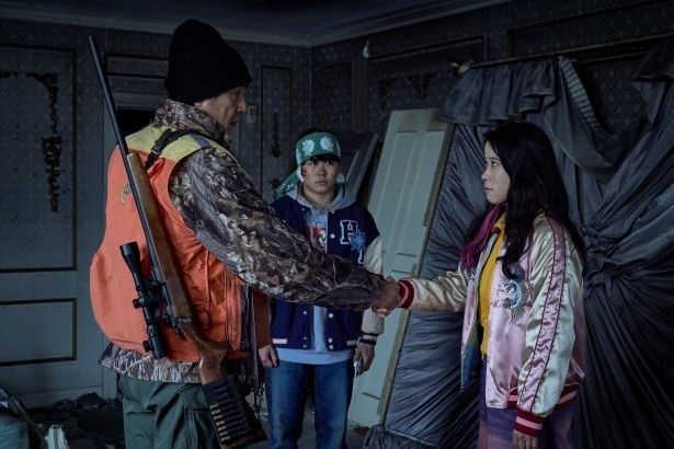 小山内と若林は神崎と手を取りヒグマに立ち向かうことに(『ヒグマ!!』)