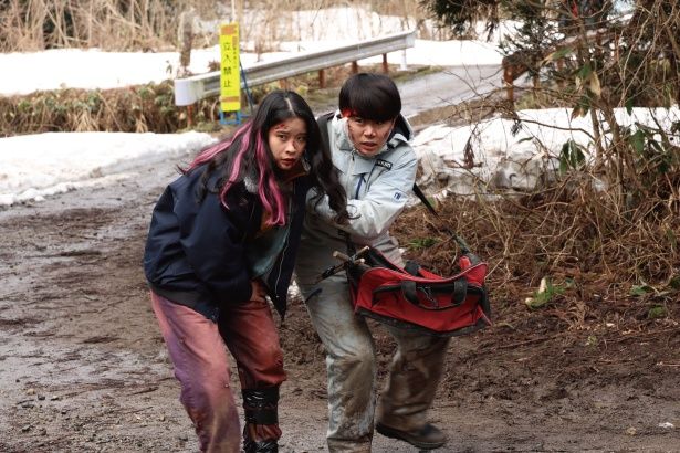 小山内と若林は無事生還できるのか…？(『ヒグマ!!』)