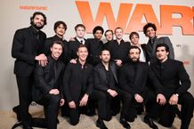 『ウォーフェア 戦地最前線』に出演した次世代スターたちが勢ぞろいした姿を捉えたカットが解禁