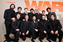 『ウォーフェア 戦地最前線』に出演した次世代スターたちが勢ぞろいした姿を捉えたカットが解禁