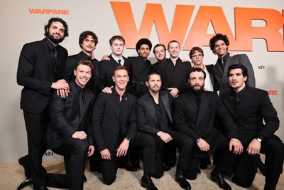 『ウォーフェア 戦地最前線』に出演した次世代スターたちが勢ぞろいした姿を捉えたカットが解禁