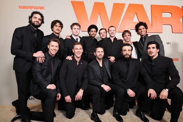 『ウォーフェア 戦地最前線』に出演した次世代スターたちが勢ぞろいした姿を捉えたカットが解禁