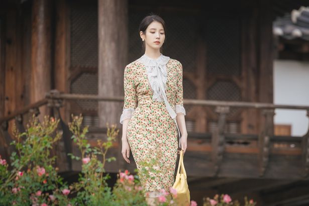 ドレス姿が美しいIU