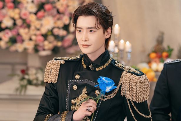 クラシカルな衣装が抜群に似合うイ・ジョンソク