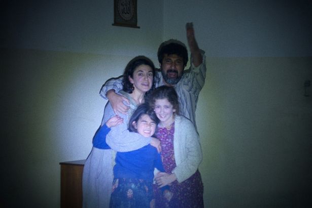 突然、アメリカ兵によって自宅が占拠される住民(『ウォーフェア 戦地最前線』)