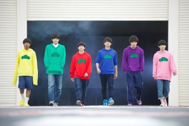 【写真を見る】真剣な眼差しを湛えて歩く6つ子たちの姿