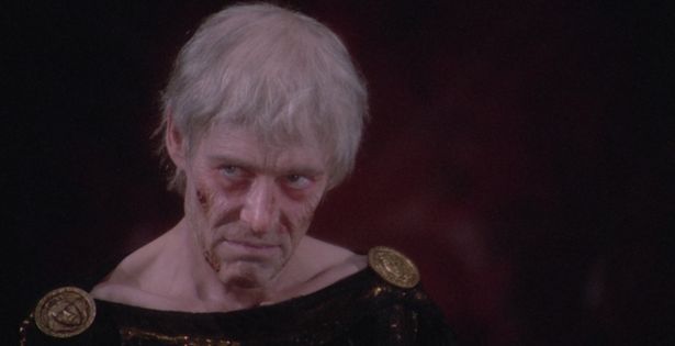 ピーター・オトゥールが暴君ティベリウスを演じる