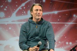 リラックスした印象で、ステージに登壇したマッツ・ミケルセン