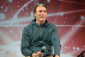 リラックスした印象で、ステージに登壇したマッツ・ミケルセン