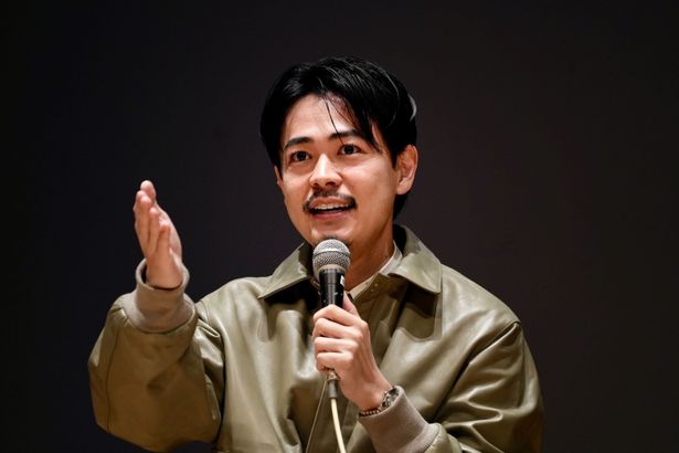 観客からの質問を熱心に答えた成田凌