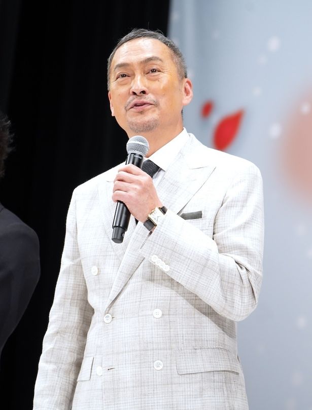 芝居小屋「森田座」で謀略を巡らせる立作者、篠田金治役の渡辺謙