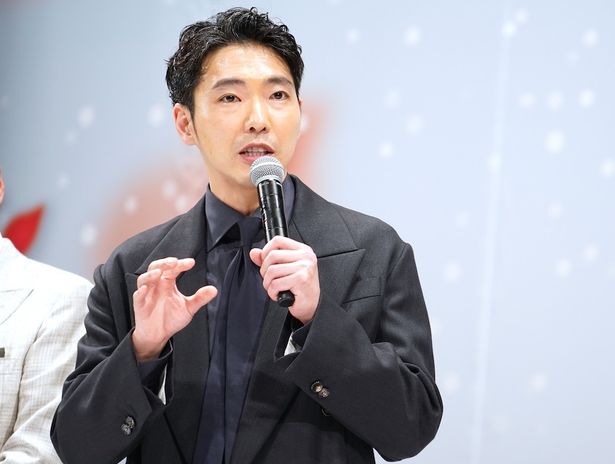 仇討ち事件の真相を追う田舎侍の加瀬総一郎役の柄本佑