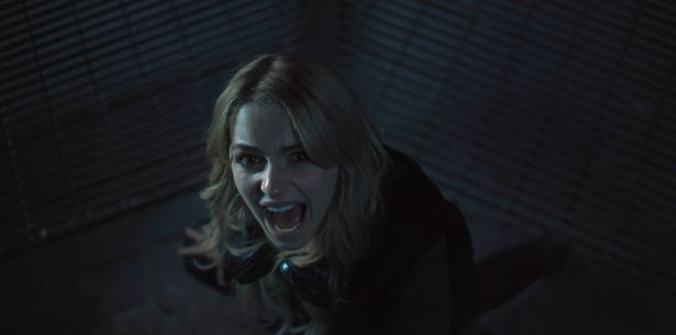 マリオネットは、パペットのようなデザインのマスコットで、撮影は5人のパペット操者が操作を担当した