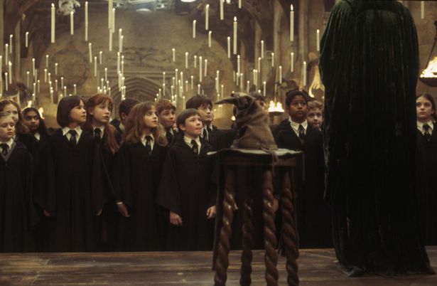 劇中で大広間に置かれた組分け帽子