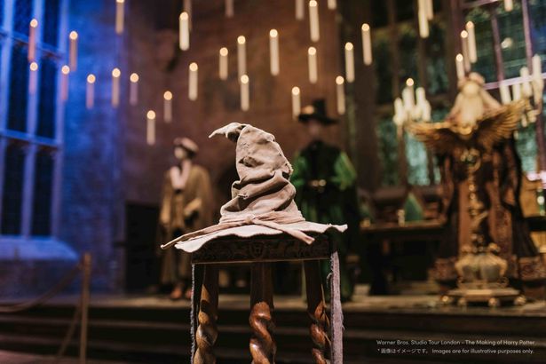 大広間の教壇にあの組分け帽子が登場する