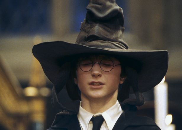 組分け帽子を被るハリー・ポッター