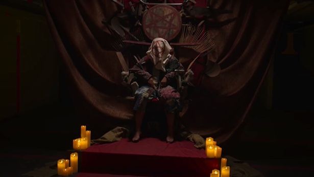 ジェシカ(ジェシカ・スーラ)は父の死とカルト教団の恐るべき真相へと近づいていく