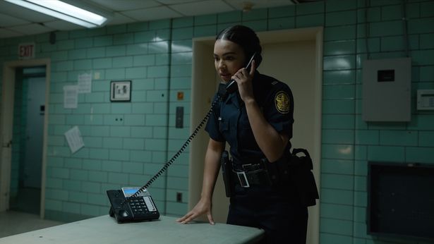 【写真を見る】女性警察官ジェシカ(ジェシカ・スーラ)の悪夢のような夜警をスリリングに活写