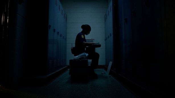 悪名高いカルト教団の教祖と戦った警察官を父に持つジェシカ(ジェシカ・スーラ)