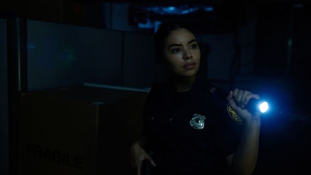 ジェシカ(ジェシカ・スーラ)は父親が最期に勤務していた旧警察署での深夜勤務を志願