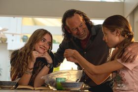 仲睦まじい父娘の穏やかな日常をとらえた新場面写真