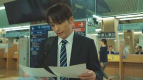 受け取った戸籍謄本を見て戸惑いを隠せない夏野幹夫