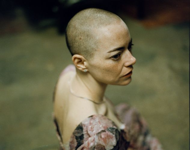 エマ・ストーンの丸刈りに迫る『ブゴニア』凜とした美しさと異質さを放つ貴重なメイキングカットも