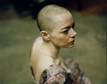 美しい丸坊主姿で華やかなドレスを纏ったエマ・ストーン