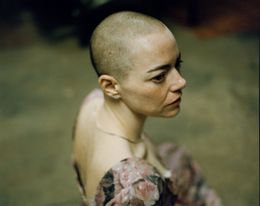 美しい丸坊主姿で華やかなドレスを纏ったエマ・ストーン