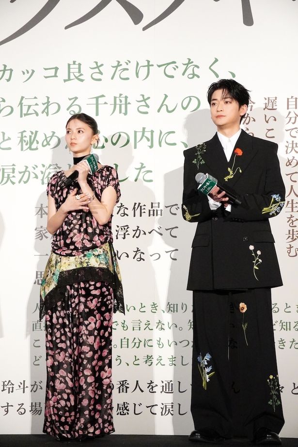 【写真を見る】高橋文哉＆齋藤飛鳥、鮮やかカラーの花柄衣装で登場！