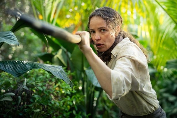 【写真を見る】サム・ライミ節、全開！卓越したサバイバルスキルで、あれもこれもやってのける主人公リンダ