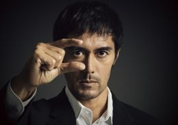 『祈りの幕が下りる時』で人間観察に長けた刑事・加賀を演じている阿部寛