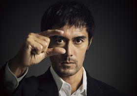 『祈りの幕が下りる時』で人間観察に長けた刑事・加賀を演じている阿部寛