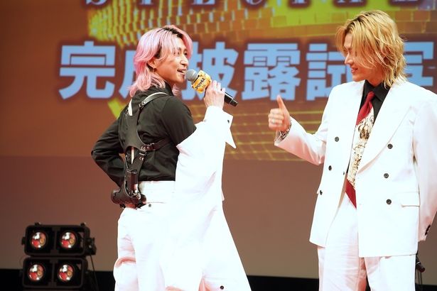 背中にはモデルガンが！役作りで家のなかでもモデルガンを身につけていたそう