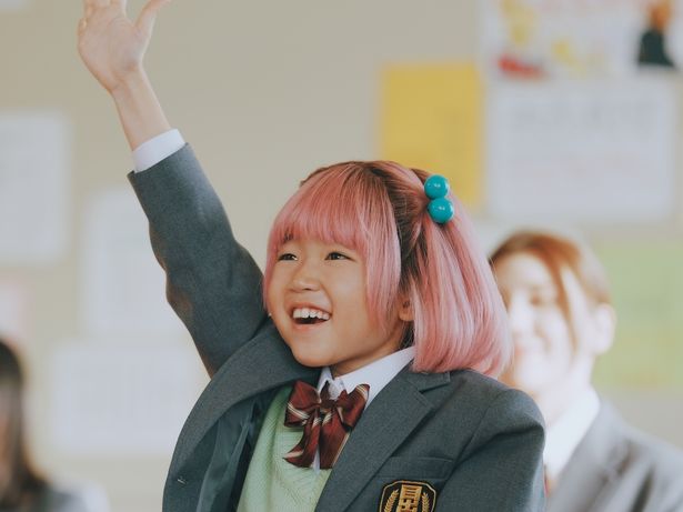 永尾柚乃演じる春⾹は⼩学⽣離れした知能で⾼校に⾶び級⼊学