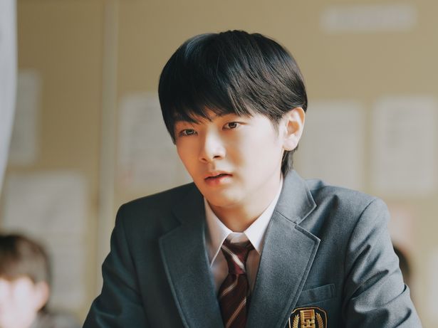 突然家族が同級⽣になることで波乱の高校生活を送ることになる光太郎(齋藤潤)