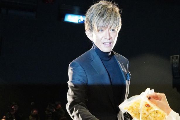 【写真を見る】木村拓哉、観客としっかりと目を合わせてポップコーンを手渡し！
