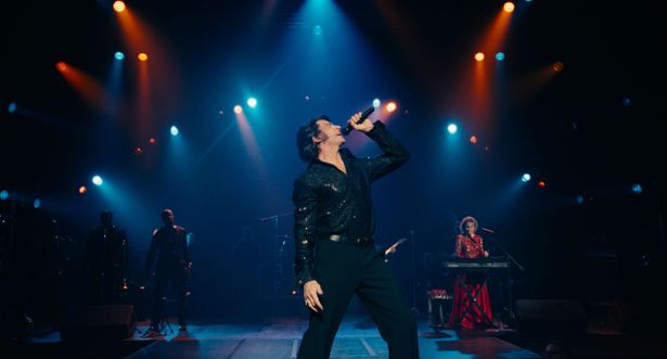 人生のどん底にいる歌まねミュージシャンのマイクをヒュー・ジャックマンが演じる